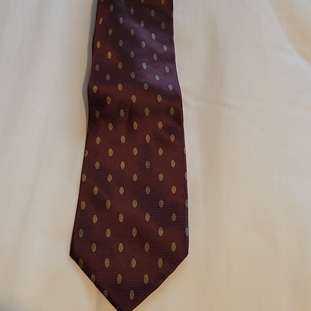Mens Geoffrey Beene tie.